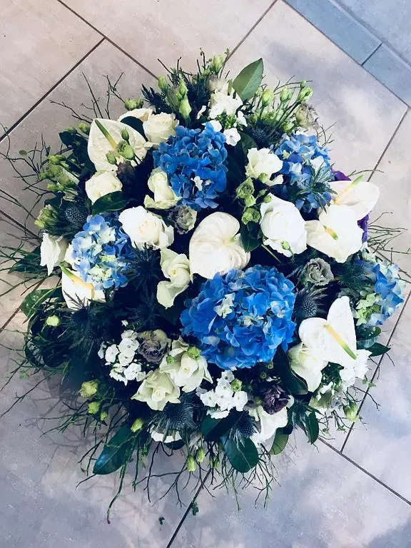 Décorations en fleurs bleues