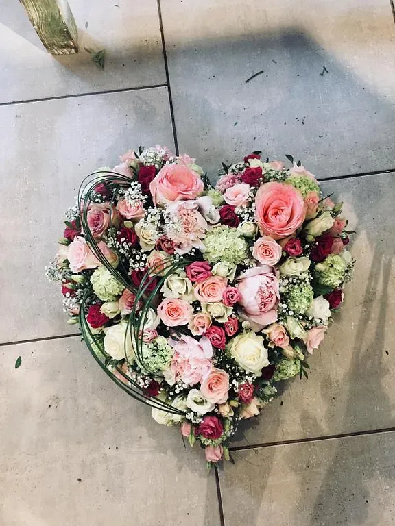 Coeur avec des roses colorées