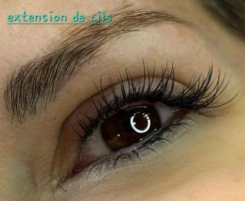 Oeil marron avec extension de cils