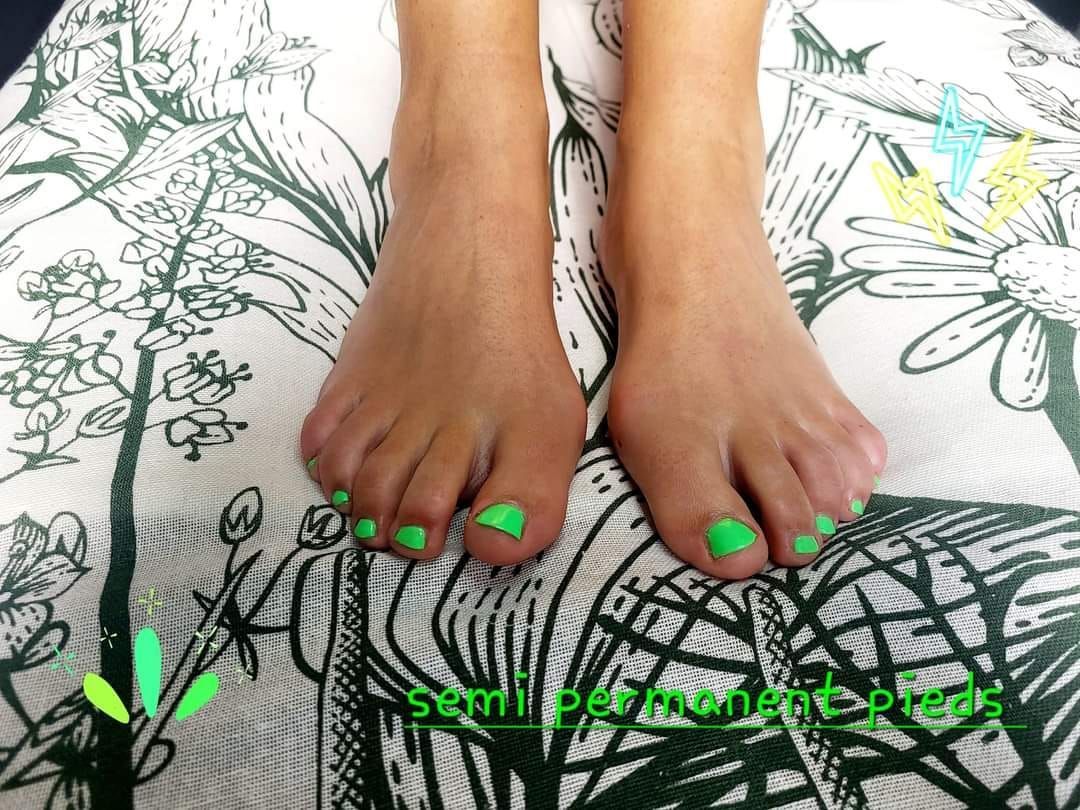 Pédicure avec pose de vernis vert