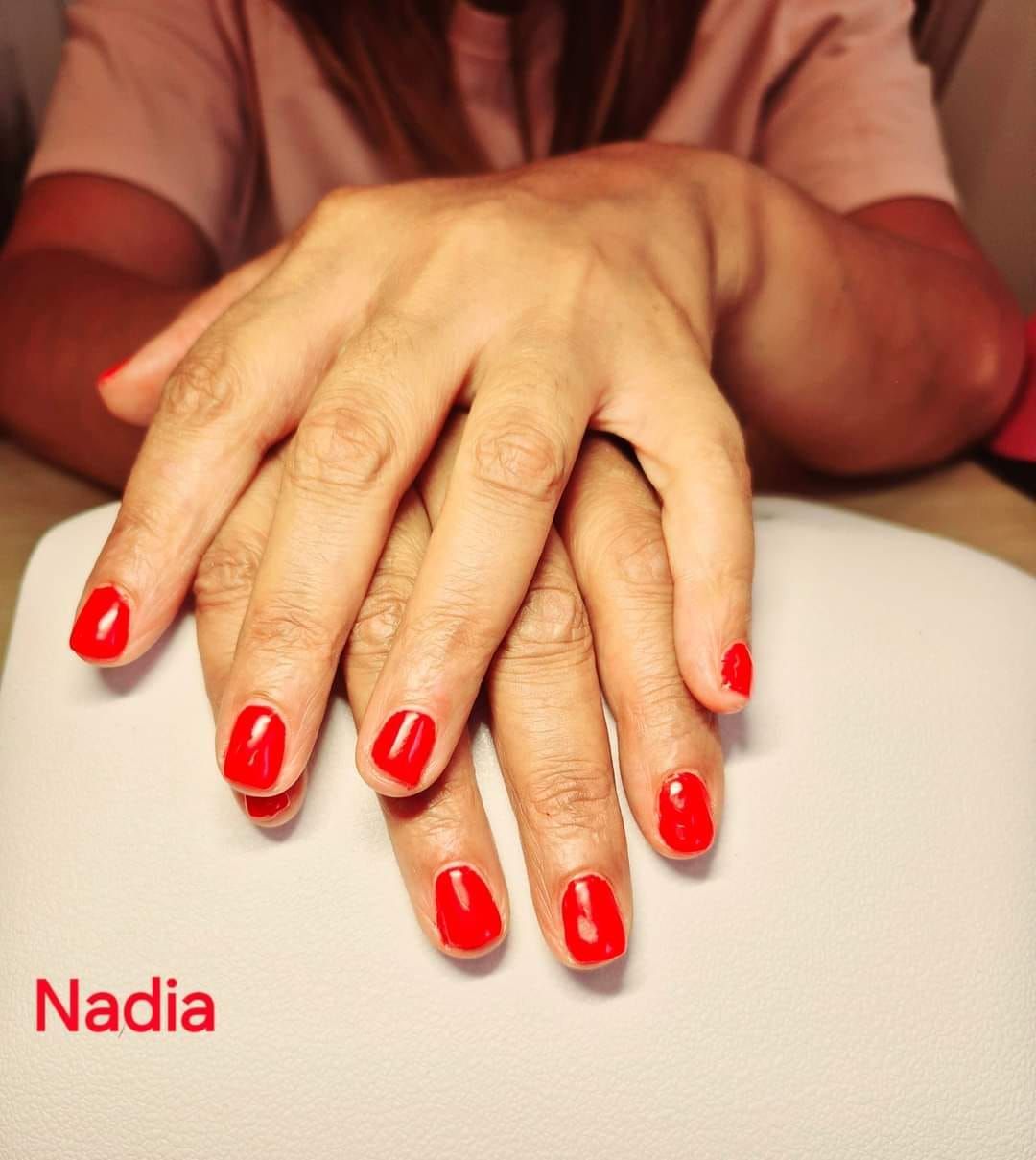 Pose de vernis rouge