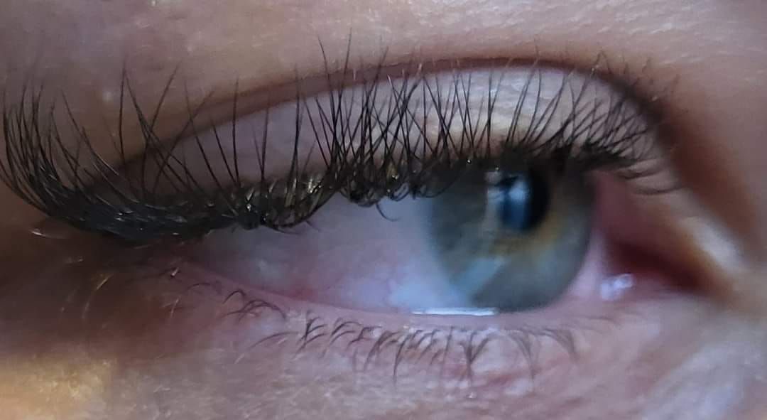Yeux bleus avec extension de cils