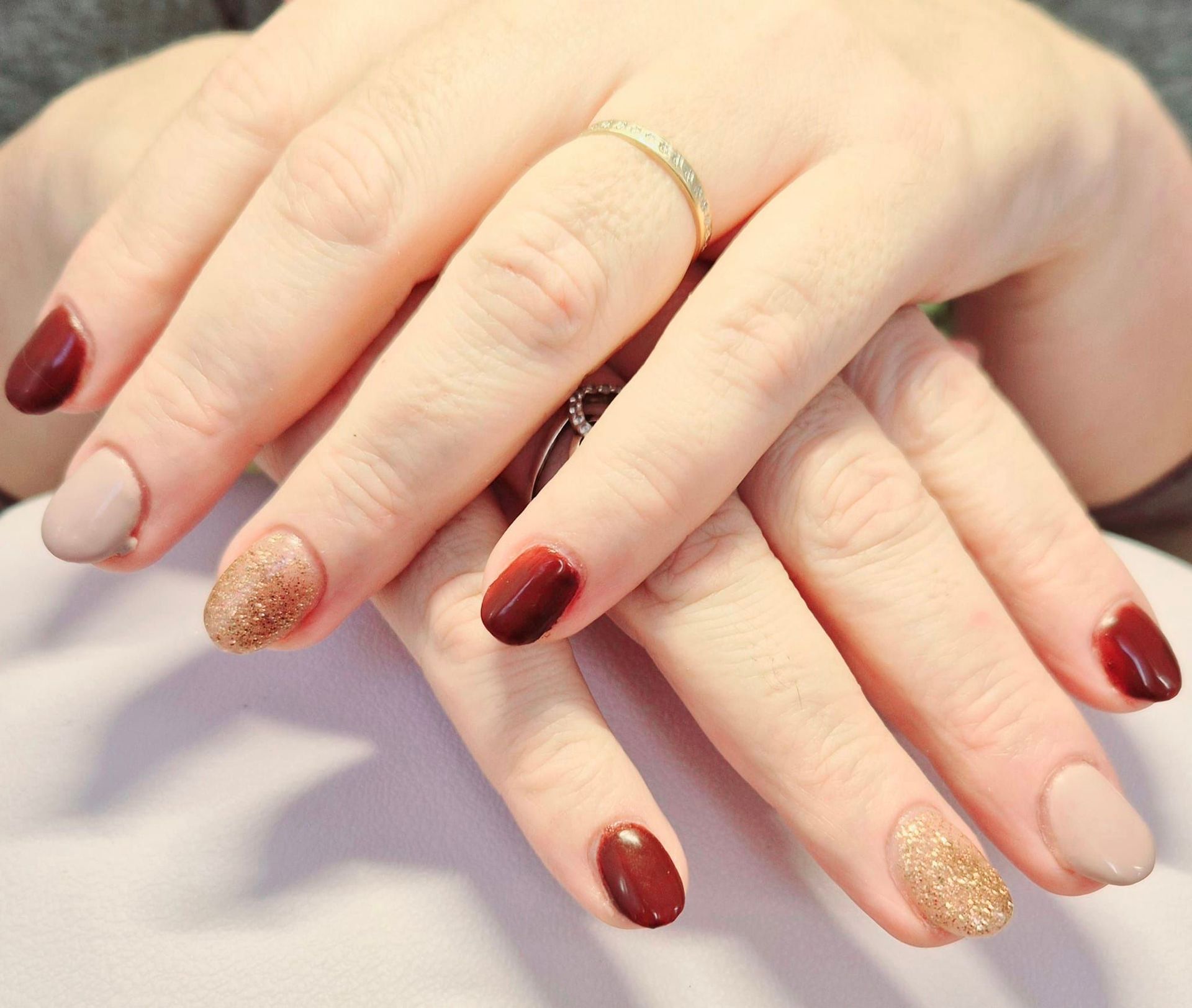 Pose de vernis sur mains