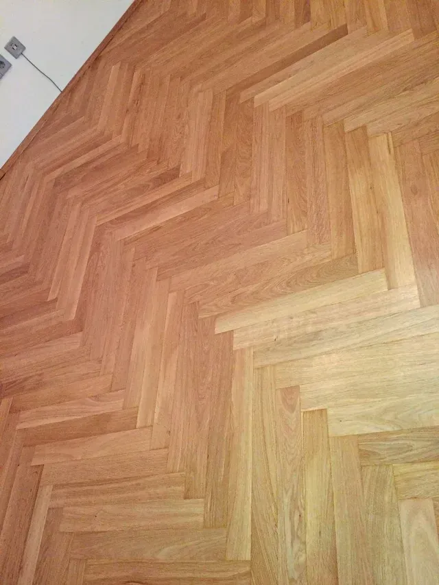 Hellbrauner Parkettboden in Fischgrätenoptik