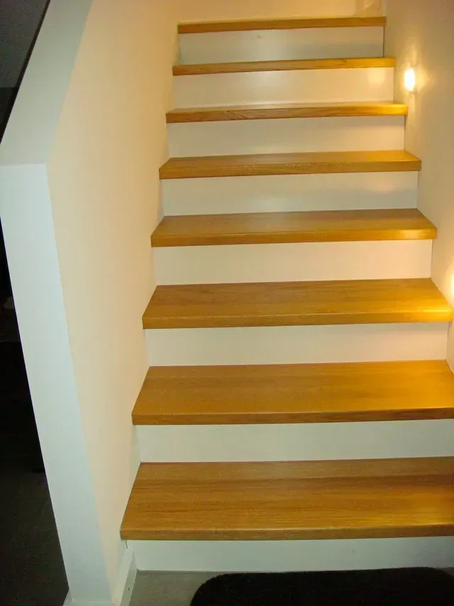 Neue Holztreppe mit Beleuchtung an der Seite