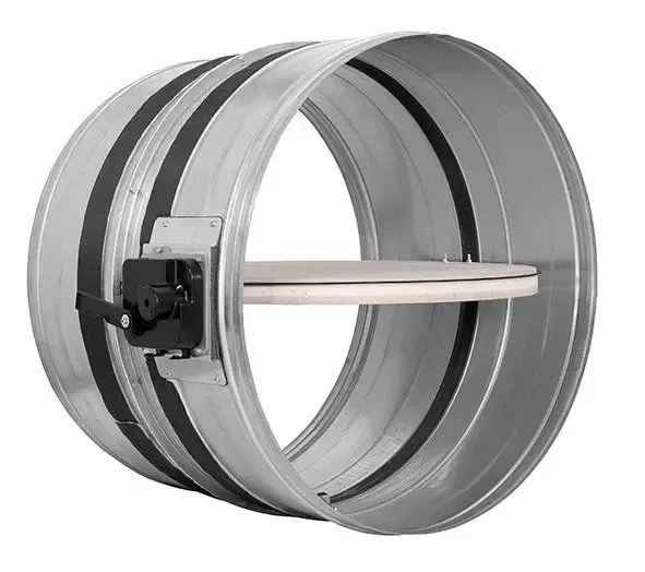 Gros plan d'un appareil photo vintage, mise au point sur l'objectif et les cadrans, posé sur les touches du piano.