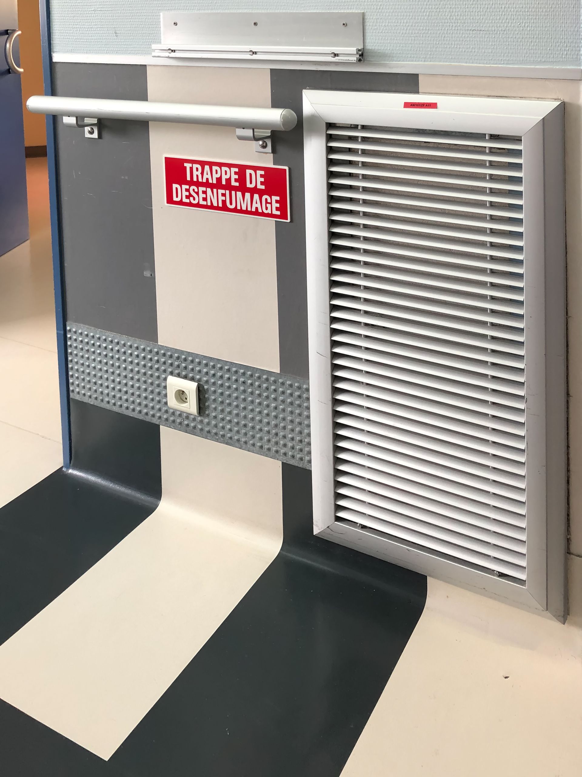 Gros plan d'un appareil photo vintage, mise au point sur l'objectif et les cadrans, posé sur les touches du piano.