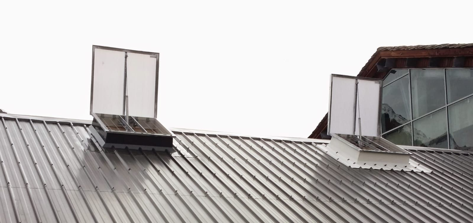 Gros plan d'un appareil photo vintage, mise au point sur l'objectif et les cadrans, posé sur les touches du piano.