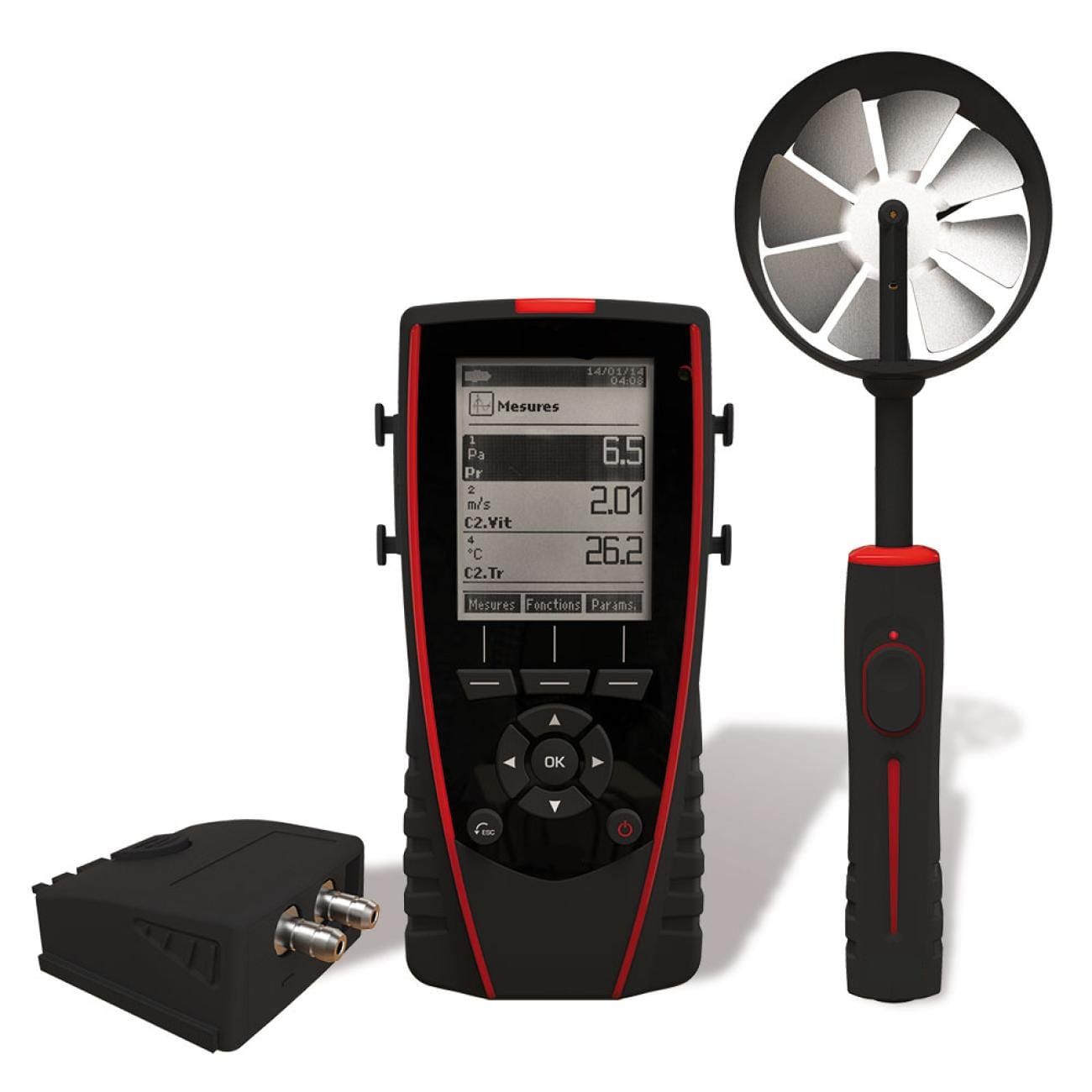 Grille en métal argenté recouvrant une boîte utilitaire sur un mur en stuc blanc.