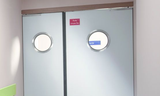 Un conduit de ventilation métallique avec une ouverture rectangulaire dans un mur.