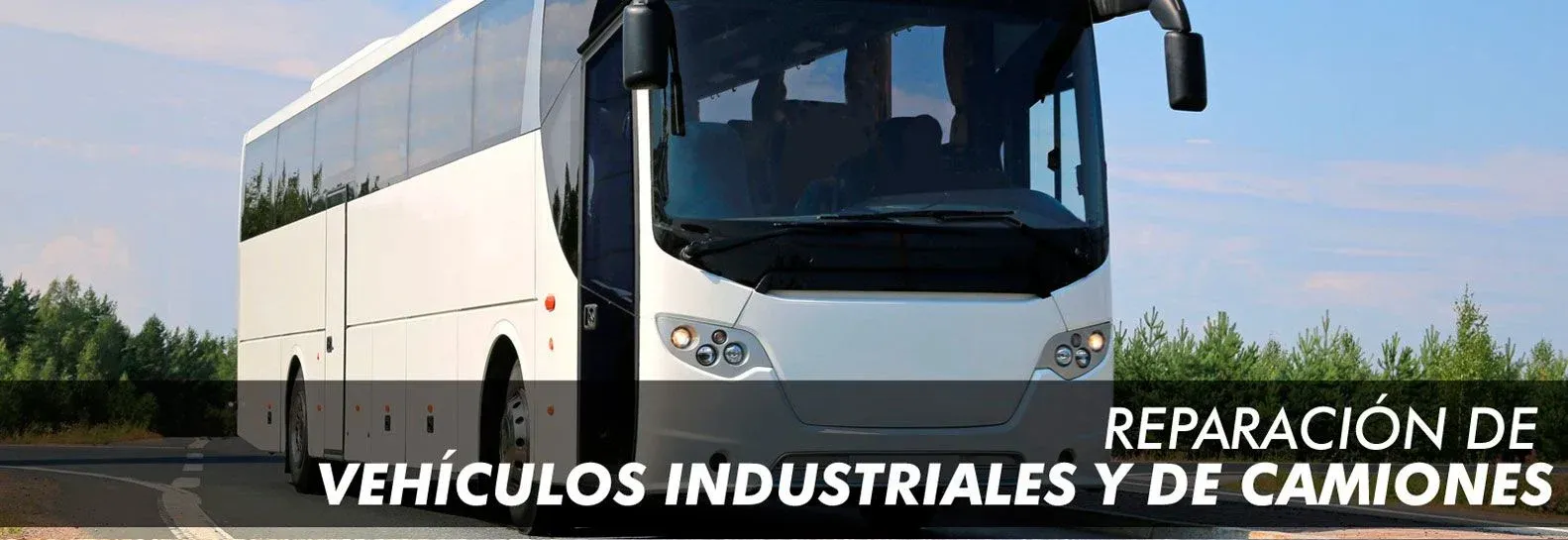 Un autobús está estacionado al costado de la carretera con las palabras vehículos industriales y de camiones encima.