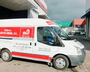 Tres semirremolques Volvo están estacionados en un estacionamiento.