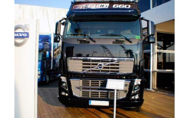 Un camión Volvo está estacionado frente a un edificio.