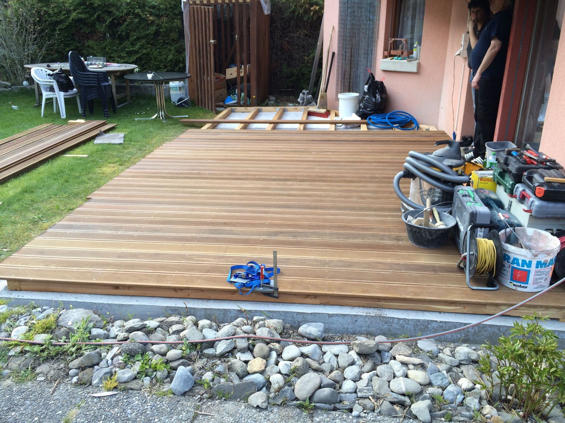 Jardibois - Plantations d'une haie de photinias et d'un palmier