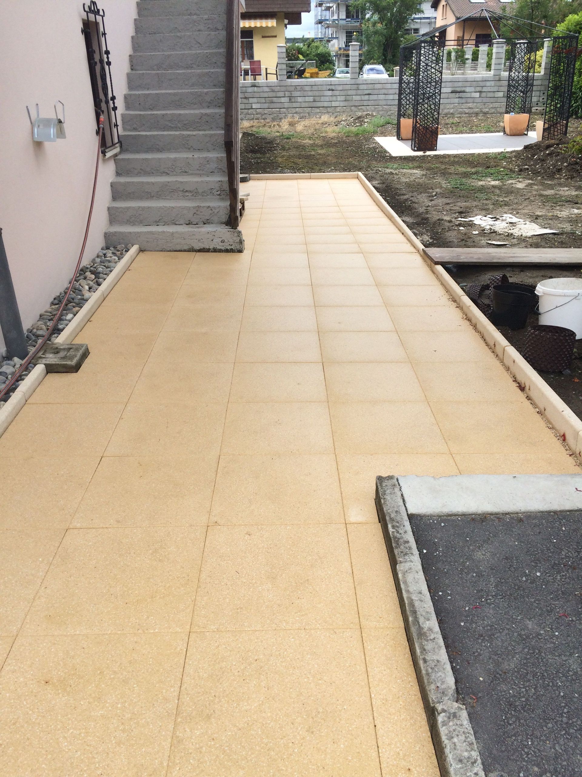 Jardibois - Plantations d'une haie de photinias et d'un palmier