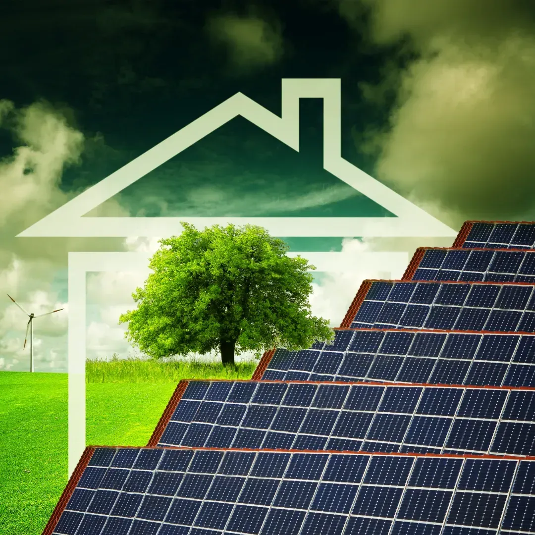 Una casa con un árbol y paneles solares delante.