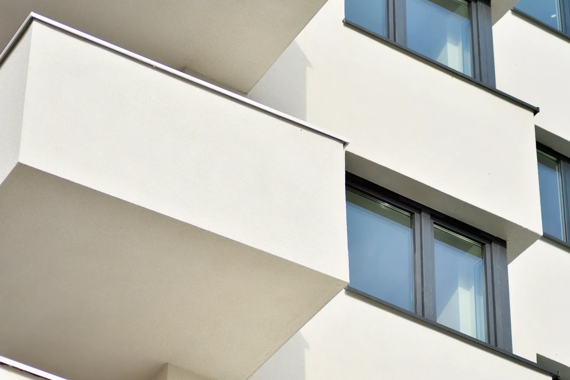 Un primer plano de un edificio con balcones y ventanas.