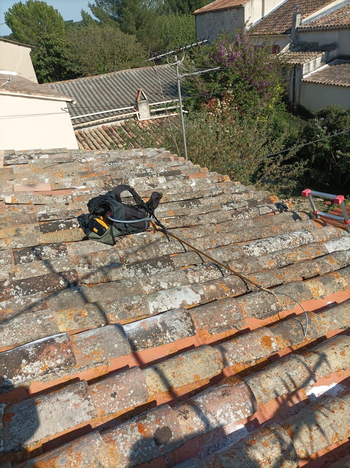 Un sac est posé sur un toit de tuiles.