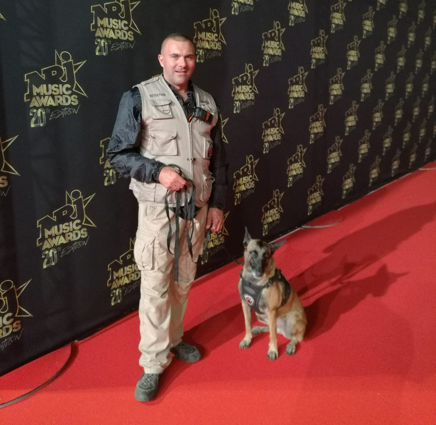 Dirigeant et son chien en garde lors des NRJ Music Awards
