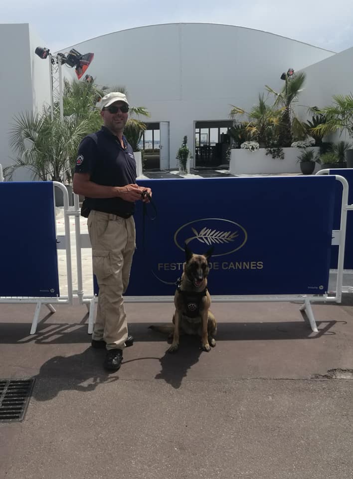 Dirigeant et son chien en poste de garde lors du Festival de Cannes