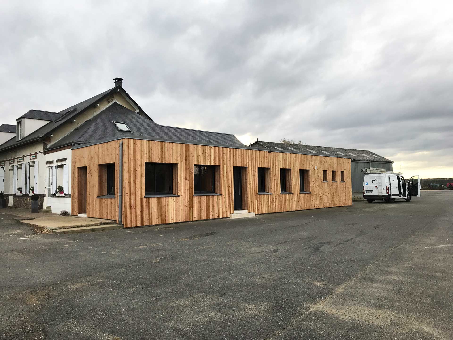 Bardage en faux claire -voie de bureau en bois – douglas