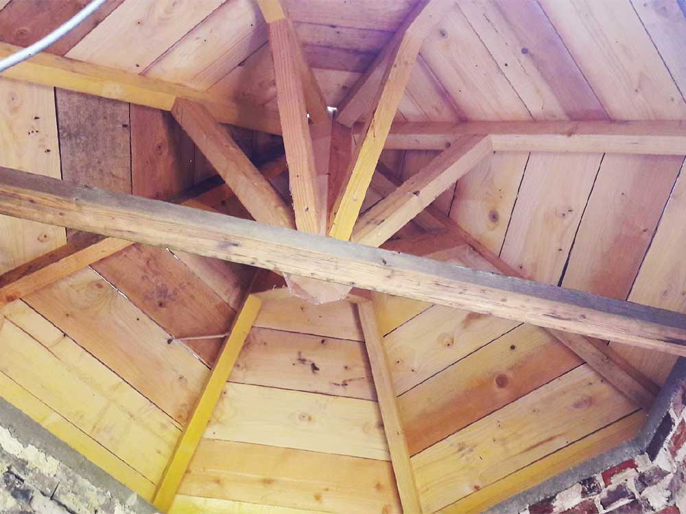 Rénovation de charpente d’un puit en zinc naturel
