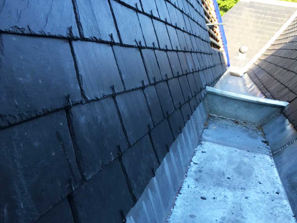 Rénovation de la couverture d’une pyramide en ardoises naturelles