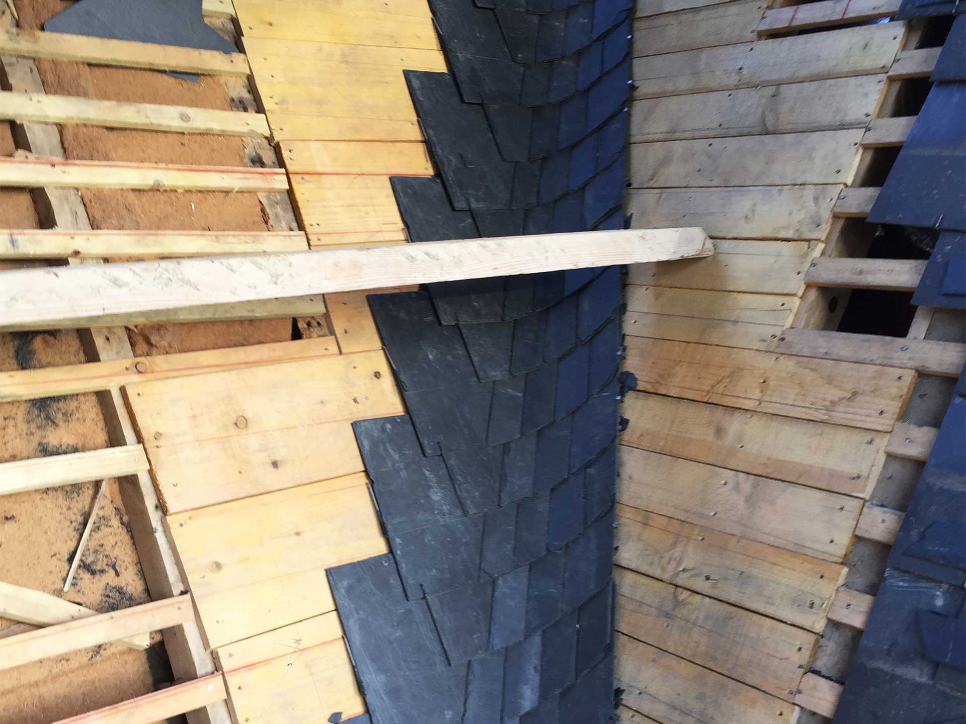 Réalisation d’une noue ronde à 1 tranchi en ardoises naturelles