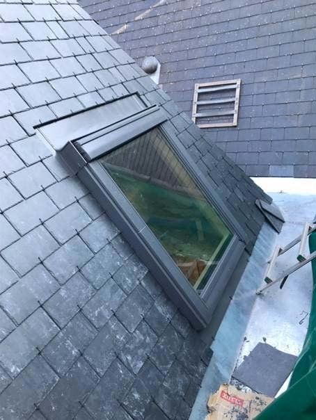 Pose de fenêtre de toit velux® sur toiture en ardoises naturelles.