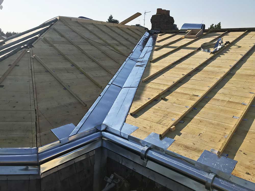 Restauration de toiture en zinc naturel