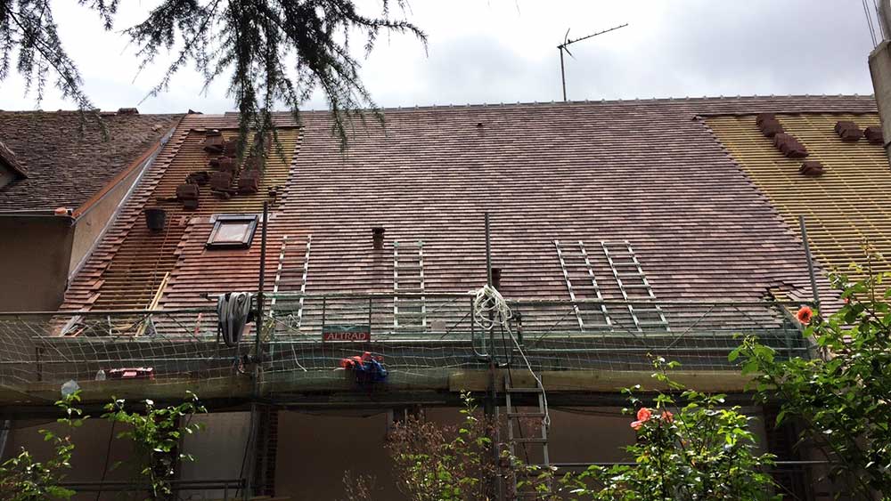 Réfection de la couverture d’une maison en tuiles plates neuves