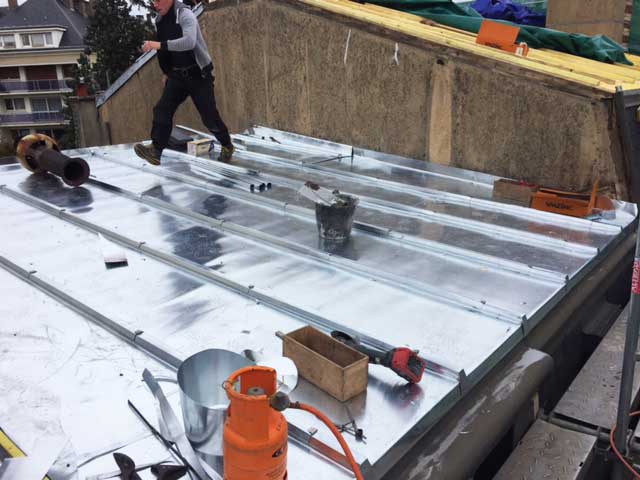 Réfection d’un toit-terrasse en zinc naturel à tasseaux