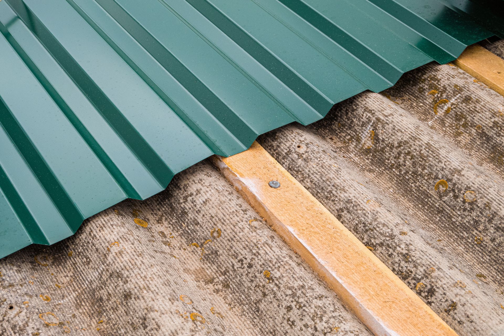 Encoffrement d'amiante avec une surtoiture métallique