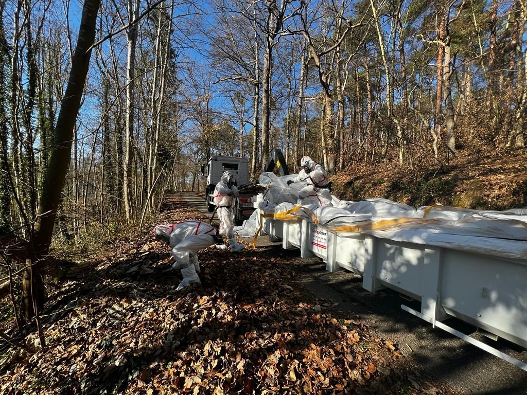 L'équipe de l'Entreprise Soudé évacue un dépôt d'amiante sauvage