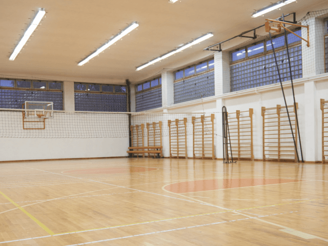 Un gymnase avec un revêtement de sol neuf