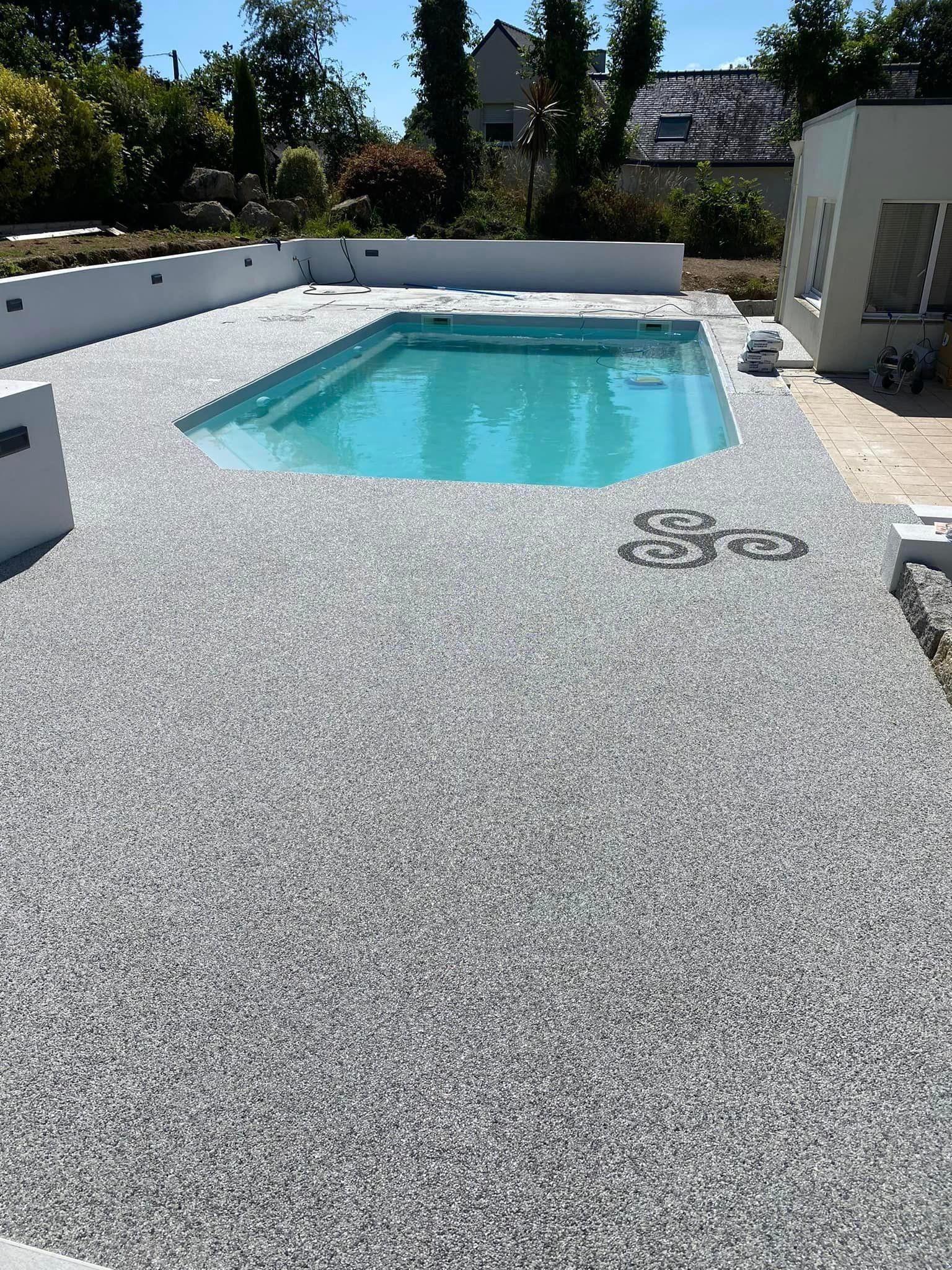 Tour de piscine gris