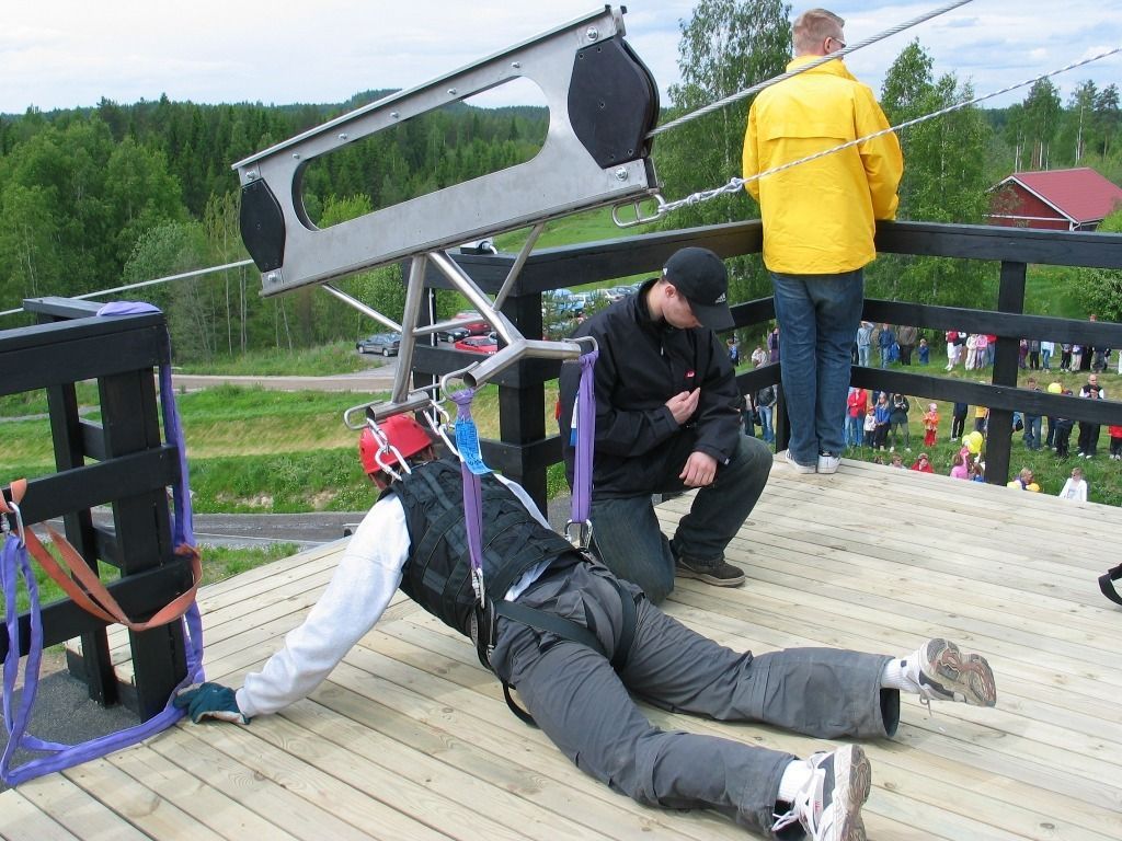 Henkilö kiinnittyi benjihyppylaitteeseen puisella alustalla kahden muun henkilön ollessa ulkona lähellä