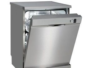 Uma máquina de lavar louça de aço inoxidável com a porta aberta sobre um fundo branco.
