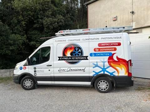 Une camionnette utilitaire aux couleurs d'une entreprise de pompiers et de plomberie est garée à l'extérieur, près d'un bâtiment.