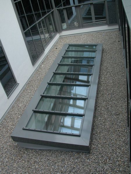 Ein Dachfenster mit einem Glasdach darauf