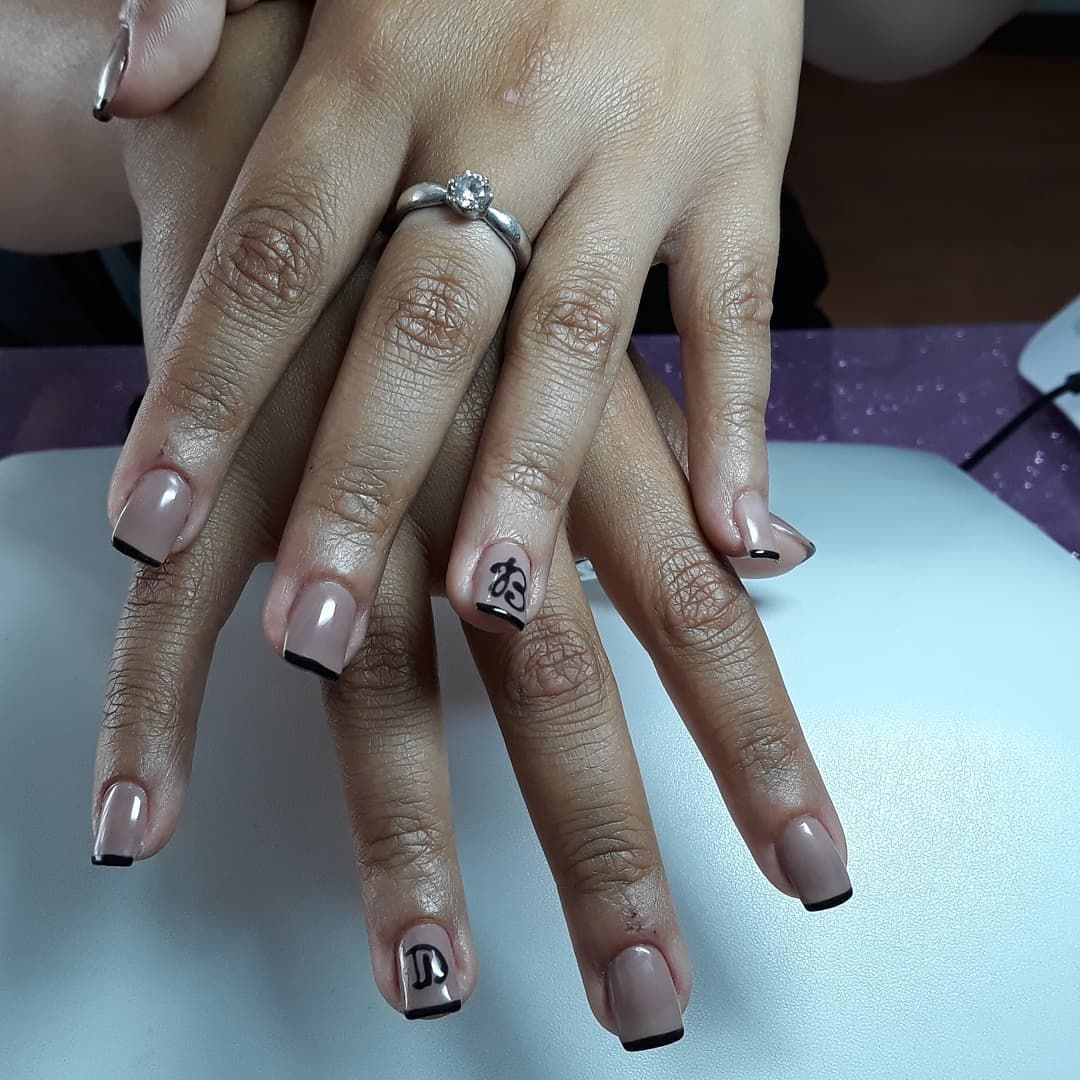 Un primer plano de la mano de una mujer con un anillo en el dedo.