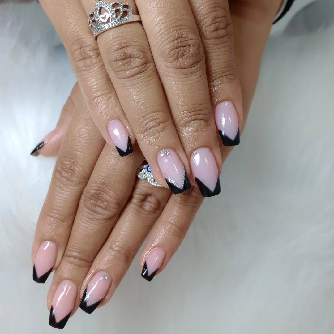 Un primer plano de las uñas de una mujer con un anillo en el dedo.