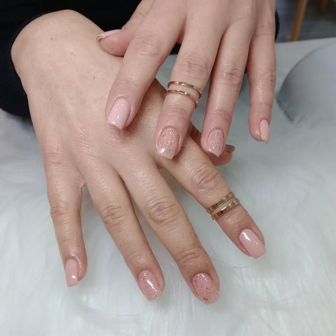 Un primer plano de las manos de una mujer con anillos en los dedos.