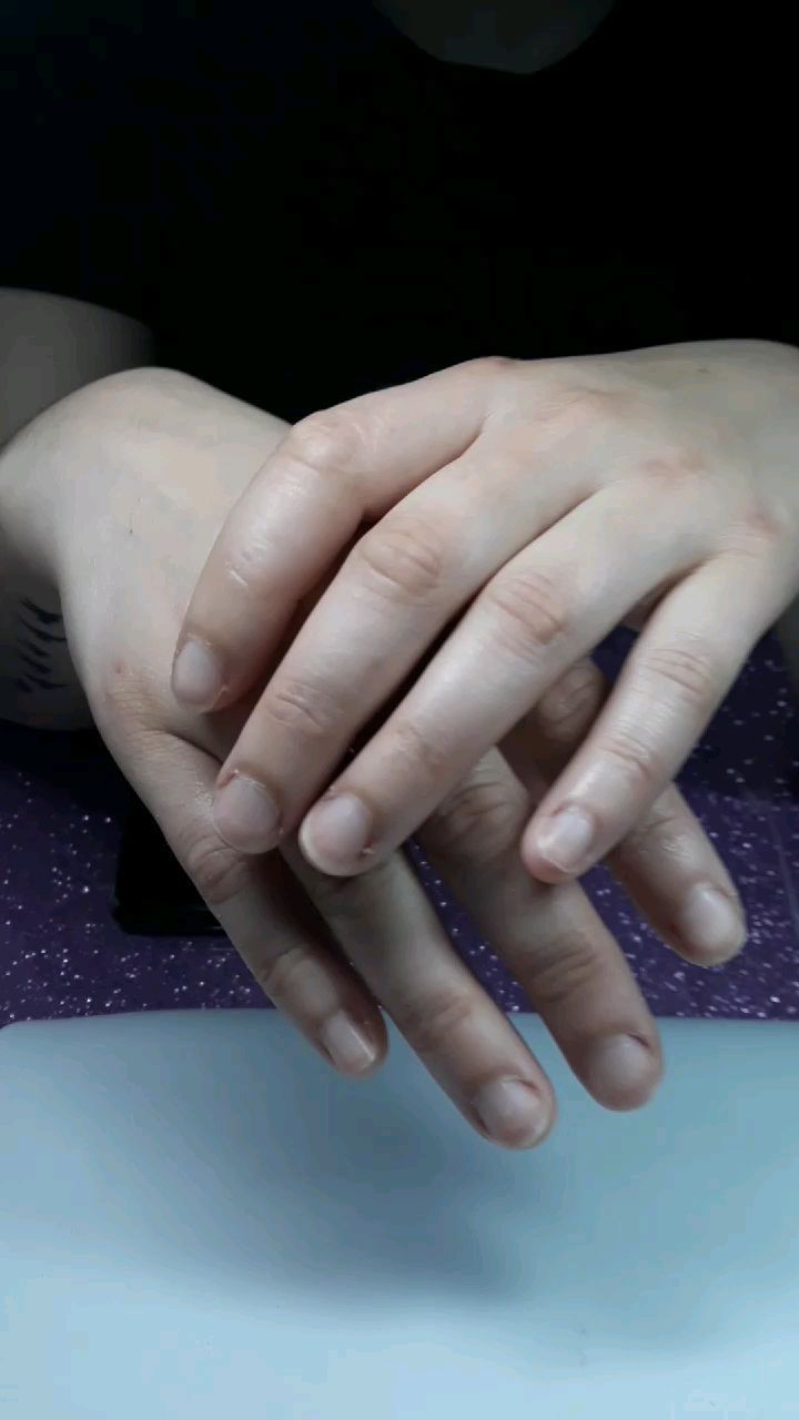 Un primer plano de las manos de una persona sobre una mesa.