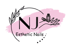 Un logotipo para uñas estéticas de Nueva Jersey con una mano sosteniendo una botella de esmalte de uñas.