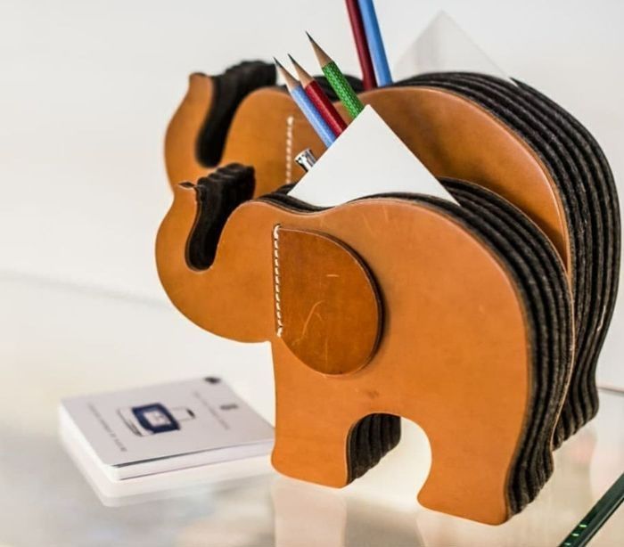 un porte crayon en cuir en forme d'éléphant
