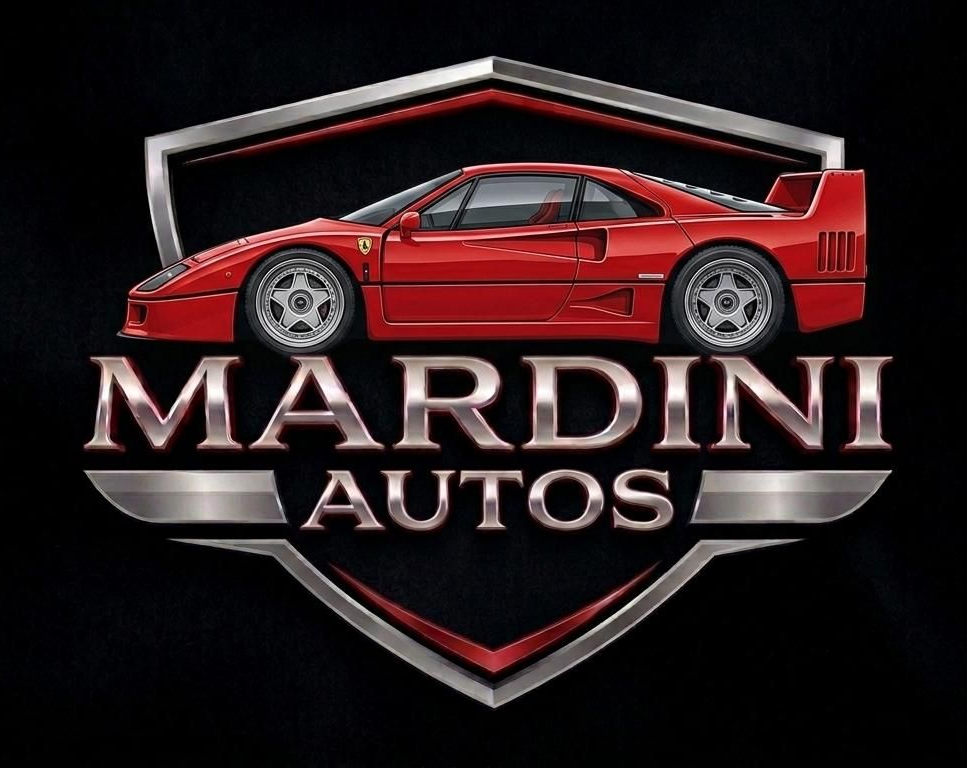 Logotipo de coche deportivo rojo con el texto “MARDINI AUTOS” en un emblema de escudo negro y plateado