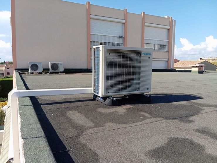 Une pompe à chaleur devant une fenêtre