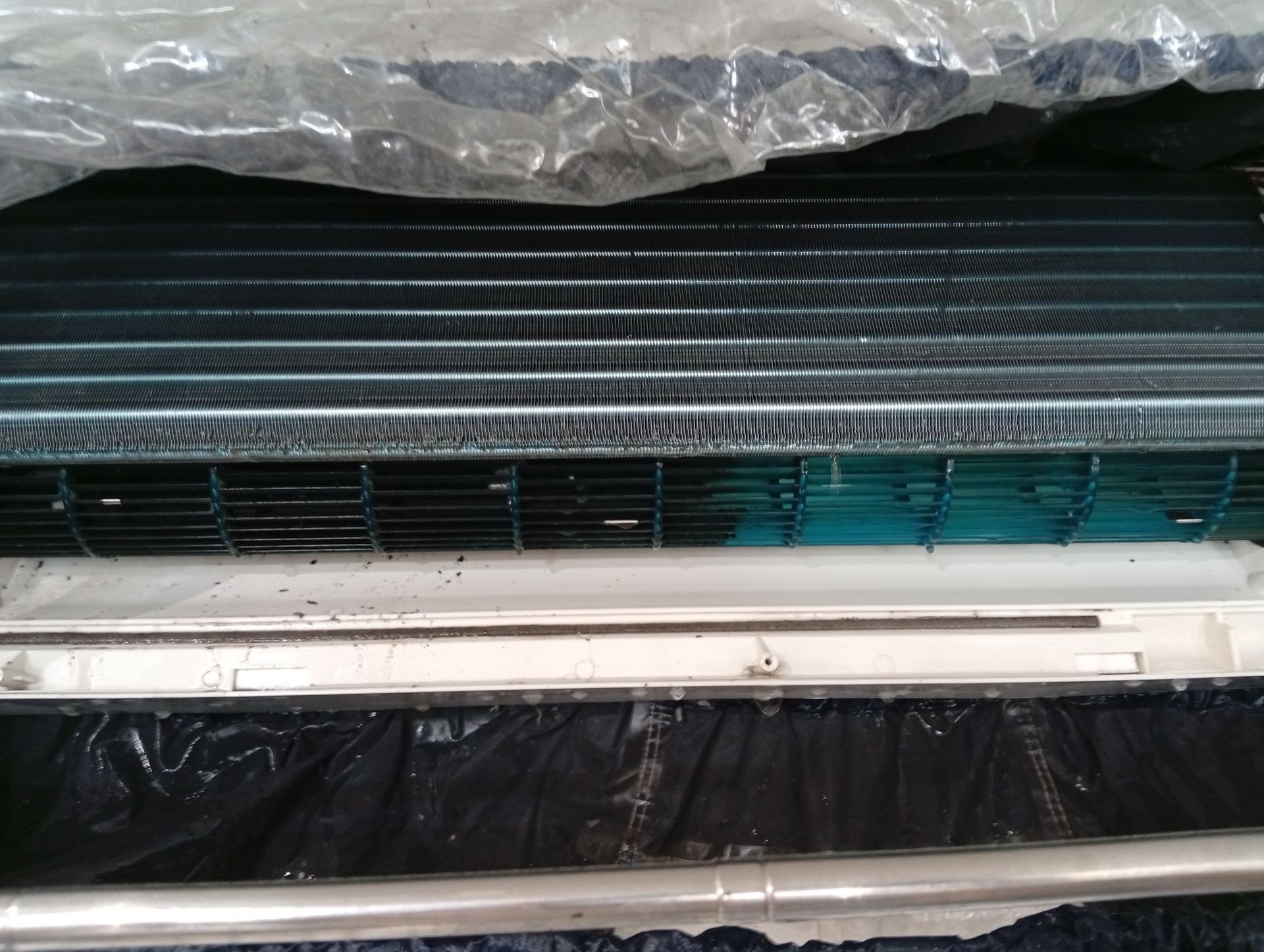 Une pompe à chaleur devant un mur marron