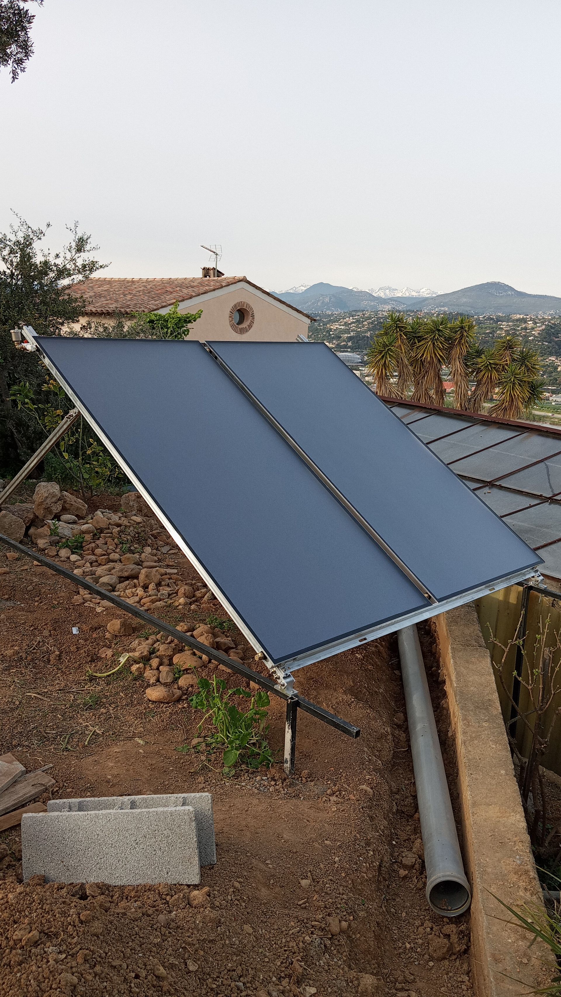 Maison avec montagnes en arrière plan